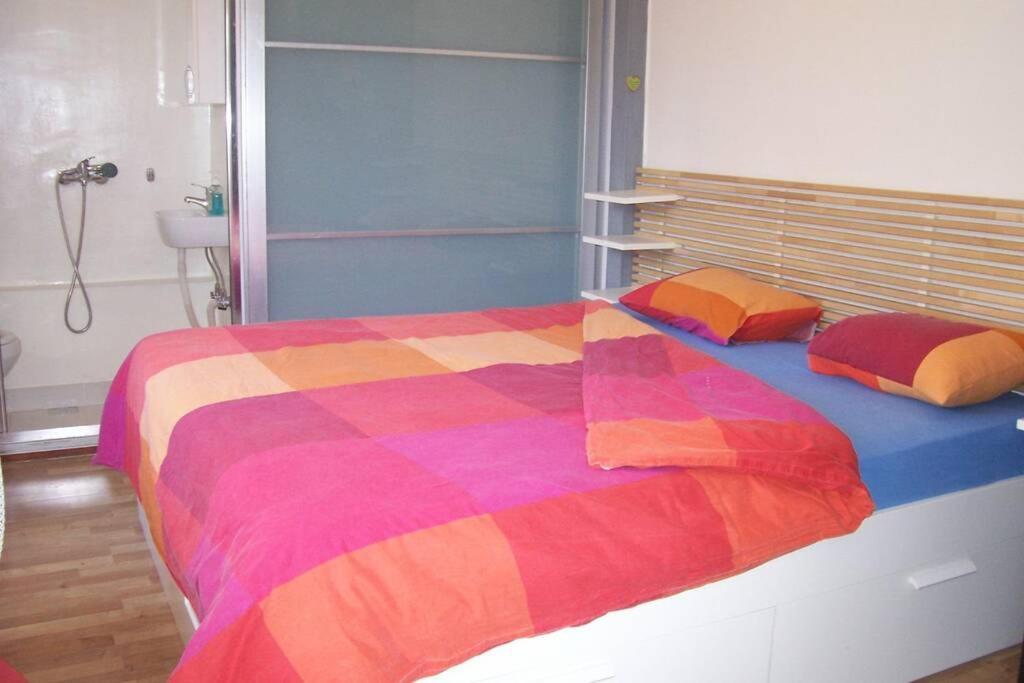 Air Conditioned In Quite Garden With Barbecue Appartement